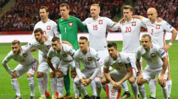 Piłkarska reprezentacja Polski przed eliminacyjnym meczem grupy E na mundial 2018 r. z Czarnogórą na Stadionie PGE Narodowym w Warszawie - rząd górny, od lewej: Grzegorz Krychowiak, bramkarz Wojciech Szczęsny, Kamil Glik, Łukasz Piszczek i Michał Pazdan; w rzędzie dolnym - od lewej: Jakub Błaszczykowski, Bartosz Bereszyński, Krzysztof Mączyński, Piotr Zieliński, Robert Lewandowski i Kamil Grosicki. Warszawa, 08.10.2017. Fot. PAP/B. Zborowski 