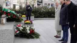 Prezes Polskiego Stronnictwa Ludowego Władysław Kosiniak-Kamysz (2P) wraz z przedstawicielami PSL złożył wieniec przed pomnikiem Wincentego Witosa w Warszawie w 72. rocznicę jego śmierci 31 bm. Fot. PAP/T. Gzell