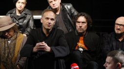 Aktor Jakub Lasota (CL) i choreograf Tomasz Dajewski (CP) podczas konferencji prasowej przed premierą spektaklu "Popiełuszko" w reżyserii Jana Nowary (3P) w Teatrze Dramatycznym w Białymstoku. Fot. PAP/A. Reszko 