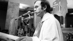 Ksiądz Jerzy Popiełuszko odprawia mszę świętą w intencji ojczyzny w kościele św. Stanisława Kostki. Warszawa 29.05.1983. Fot. PAP/G. Rogiński