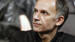 Aktor Jakub Lasota jako ksiądz Jerzy Popiełuszko w spektaklu "Popiełuszko" w reż. Jana Nowary w Teatrze Dramatycznym w Białymstoku. Fot. PAP/A. Reszko 