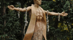 Pomnik błogosławionego księdza Jerzego Popiełuszki w Toruniu. 2011 r. Fot. PAP/T. Żmijewski 