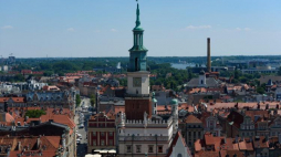Poznań - widok z wieży zamkowej na ratusz. Fot. PAP/J. Kaczmarczyk