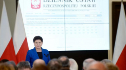 Premier Beata Szydło podczas uroczystości upublicznienia w systemach informatycznych prowadzonych przez Kancelarię Sejmu i Rządowe Centrum Legislacji, dzienników urzędowych wydawanych w latach 1939-1990 przez władze RP na uchodźstwie. Fot. PAP/J. Turczyk 