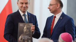 Wiceprezes IPN Mateusz Szpytma (P) przekazał na ręce prezydenta Andrzeja Dudy publikację "Arcybiskup Antoni Baraniak 1904-1977" podczas sesji naukowej w Belwederze upamiętniającej abp. Antoniego Baraniaka. Fot. PAP/J. Kamiński 