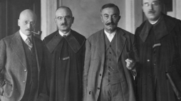  Proces brzeski w Sądzie Okręgowym mieszczącym się w pałacu Paca przy ul. Miodowej w Warszawie. Oskarżony Adam Pragier, adwokat Aleksander Dębski, oskarżony Wincenty Witos i świadek obrony Józef Chaciński (stoją od lewej) w kuluarach sądowych. Źródło: NAC