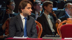 Rafał Janiak (L) podczas koncertu w Teatrze Wielkim w Łodzi, w trakcie którego rywalizowali ze sobą finaliści konkursu kompozytorskiego na operę „Człowiek z Manufaktury”. Łódź, 24.09.2017. Fot. PAP/G. Michałowski 