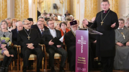 Zwierzchnik Kościoła Ewangelicko-Augsburskiego w RP Jerzy Samiec (C-P) podczas sesji jubileuszowej w ramach Centralnych Obchodów 500-lecia Reformacji na Zamku Królewskim w Warszawie. Fot. PAP/L. Szymański 
