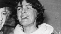 Wanda Rutkiewicz po przylocie do kraju po zdobyciu szczytu Mount Everest. Fot. PAP/CAF/Reprodukcja 