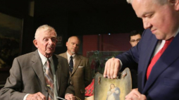 Uroczyste przekazanie dyrektorowi Muzeum Wojska Polskiego dr. Adamowi Buławie (P) XVIII-wiecznego ryngrafu ze zbiorów prywatnych Tadeusza Szczechowiaka (L). Fot. PAP/L. Szymański 