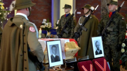 Uroczystości pogrzebowe Żołnierzy Niezłomnych - Leopolda Rząsy (L) i Michała Zygo (P) na cmentarzu komunalnym Wilkowyja w Rzeszowie. Fot. PAP/D. Delmanowicz 