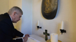 Marszałek Senatu RP Stanisław Karczewski wpisuje się do księgi pamiątkowej w Katedrze Św. Ursyna w Solurze. Fot. PAP/J. Kamiński