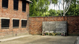 Ściana Straceń na terenie b. niemieckiego nazistowskiego obozu koncentracyjnego i zagłady Auschwitz. Fot. PAP/J. Ochoński
