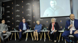 Inauguracja projektu "Silent Hero": Sprawiedliwe wśród Narodów Świata - Irena Senderska (C) i Alicja Szczepaniak Schnepf (2P), wysłannik brytyjskiego rządu sir Eric Pickles (2L), prezes Fundacji From the Depths Jonny Daniels (P), prezes Towarzystwa Społeczno-Kulturalnego Żydów w Polsce Artur Hofman (L). Fot. PAP/M. Obara 