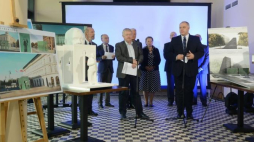 Prof. Tadeusz J. Żuchowski (C) oraz poseł PiS Jacek Sasin (P) podczas konferencji Komitetu Społecznego Budowy Pomników śp. Prezydenta RP Lecha Kaczyńskiego oraz Ofiar Tragedii Smoleńskiej 2010 roku. Fot. PAP/J. Kamiński 