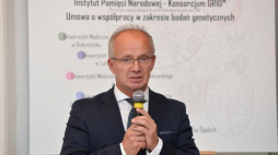 Wiceprezes IPN Krzysztof Szwagrzyk podczas podpisania umowy o współpracy IPN i Konsorcjum GRID w zakresie prowadzenia badań identyfikacyjnych ofiar zbrodni przeciwko narodowi polskiemu. Fot. PAP/M. Kmieciński 