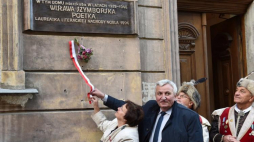 Przyjaciele noblistki Elżbieta i Jan Pindlowie podczas uroczystości odsłonięcia tablicy upamiętniającej Wisławę Szymborską na rodzinnym domu pisarki w Krakowie. Fot. PAP/J. Bednarczyk 