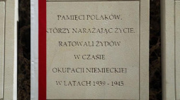 Tablica poświęcona Polakom, którzy ratowali Żydów. Fot. PAP/T. Gzell