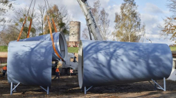 Fragmenty niemieckiego U-Boota przeniesione na teren przylegający do Twierdzy Wisłoujście. Fot. PAP/A. Warżawa