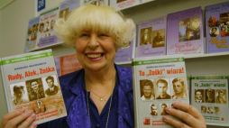 Barbara Wachowicz prezentuje swoje publikacje na Targach Książki Edukacyjnej (2007). Fot. PAP/A. Rybczyński