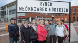 Tablica z nazwą „Rynek Włókniarek Łódzkich” została odsłonięta przez prezydent Łodzi Hannę Zdanowską wraz z łódzkimi włókniarkami na rynku Manufaktury. Fot. PAP/G. Michałowski 
