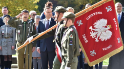 Prezydent Andrzej Duda i komendant Grzegorz Nowik podczas apelu ZHR, rozpoczynającego obchody setnej rocznicy odzyskania przez Polskę Niepodległości na dziedzińcu wawelskim. Fot. PAP/J. Bednarczyk 
