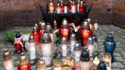 Akcja "Zapal Znicz Pamięci" w Muzeum Martyrologii Wielkopolan w Forcie VII - znicze pod Ścianą Śmierci. Fot. PAP/J. Kaczmarczyk 
