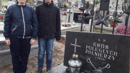 Witowo cmentarz parafialny. Delegacja Szkoły Podstawowej im. Władysława Łokietka w Płowcach przy grobie żołnierzy poległych w 1939 roku. Fot. Krystyna Molińska, nauczyciel języka polskiego i historii