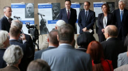 Otwarcie wystawy "Polscy Żydzi w przestrzeni politycznej II Rzeczpospolitej" w Sejmie W górnym rzędzie stoją - od lewej: wiceminister kultury Jarosław Sellin, przewodniczący TSKŻ w Polsce Artur Hofman, poseł PO Michał Szczerba, wicemarszałek Sejmu Małgorzata Kidawa-Błońska, były prezydent stolicy Marcin Święcicki. Fot. PAP/L. Szymański 
