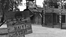 Teren byłego niemieckiego obozu koncentracyjnego Auschwitz. Fot. PAP/J. Bednarczyk