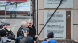 Odsłonięcie tablicy upamiętniającej ofiary obozu pracy na Flugplatzu. Fot. PAP/W. Pacewicz