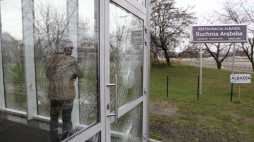 Policja dokumentuje i zbiera ślady po ataku na Ośrodek Kultury Muzułmańskiej. Fot. PAP/R. Guz