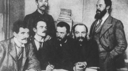 Przywódcy Polskiej Partii Socjalistycznej w Londynie. Siedzą od lewej: Ignacy Mościcki, Jędrzejewicz, Józef Piłsudski, Aleksander Dębski; stoją Bolesław Miklaszewski i Witold Jodko-Narkiewicz. Źródło: NAC