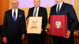 Prezydent Kalisza Grzegorz Sapiński, wiceminister MSZ Jan Dziedziczak i przewodniczący Rady Miejskiej Kalisza Andrzej Plichta. Fot. PAP/T. Wojtasik