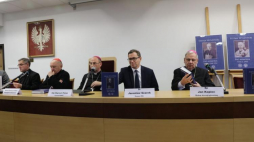 Uroczysta prezentacja I tomu "Pro memoria" Stefana Wyszyńskiego - od lewej: rektor UKSW prof. Stanisław Dziekoński, metropolita warszawski kard. Kazimierz Nycz, prymas Polski abp Wojciech Polak, prezes IPN Jarosław Szarek oraz biskup gliwicki Jan Kopiec. Fot. PAP/T. Gzell