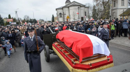 Uroczystości pogrzebowe żołnierza AK i WiN, ostatniego żołnierza podziemia antykomunistycznego, chorążego Antoniego Dołęgi ps. „Znicz”. Trzebieszów, 19.11.2017. Fot. PAP/W. Pacewicz