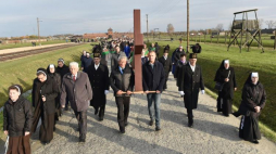 Droga Krzyżowa w intencji ofiar obozów zagłady, gułagów i wszystkich systemów totalitarnych odbyła się na terenie byłego niemieckiego, nazistowskiego obozu zagłady KL Auschwitz II-Birkenau. 05.11.2017 Fot. PAP/J. Bednarczyk