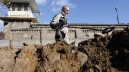 Prace archeologiczne Instytutu Pamięci Narodowej w trakcie poszukiwania szczątków ofiar zbrodni komunistycznych na terenie dawnego ogrodu przy Areszcie Śledczym w Białymstoku. 2013 r. Fot. PAP/A. Reszko