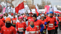 Uczestnicy Biegu Niepodległości w al. Jana Pawła II w Warszawie. 11.11.2017. Fot. PAP/B. Zborowski