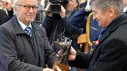Marszałek Sejmu Marek Kuchciński (P) wręcza fotografowi Adamowi Bujakowi statuetkę „Bogu i Ojczyźnie” podczas mszy świętej w konkatedrze w Lubaczowie. Fot. PAP/D. Delmanowicz