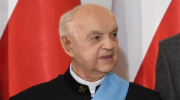 Ks. Bernard Czernecki podczas uroczystości odznaczenia Orderem Orła Białego. Warszawa, 11.11.2017. PAP/R. Pietruszka