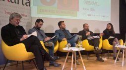 Zbigniew Gluza, Gábor Danyi, Bartosz Panek z Polskiego Radia 2 - prowadzący debatę, Jerzy Kochanowski i Natalia Jarska podczas debaty „Rok 1956 - zamiast rewolucji”
