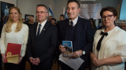 Wiceminister kultury Jarosław Sellin (2L), Rachel Lea Kesselman (L) z Kesselman Museum, Artur Hofman (2P) z Towarzystwa Społeczno-Kulturalnego Żydów Polskich oraz poseł Anna Milczanowska (P) na uroczystości związanej z 100. rocznicą podpisania deklaracji Balfoura. Fot. PAP/G. Michałowski