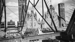 Gdańsk, 1948. Prace nad rekonstrukcją dachu Bazyliki Mariackiej Wniebowzięcia Najświętszej Marii Panny, zniszczonej w 1945 roku. Fot. PAP/CAF