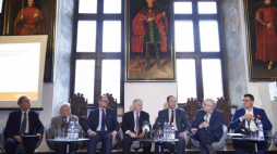 Od lewej: koordynator debat na stulecie niepodległości Wojciech Duda, historyk Andrzej Januszajtis, prezydent Gdańska Paweł Adamowicz, wicemarszałek Senatu Bogdan Borusewicz, marszałek woj. pomorskiego Mieczysław Struk, prezes Zrzeszenia Kaszubsko-Pomorskiego Edmund Wittbrodt i organizator Parady Niepodległości w Gdańsku Lech Parell. Fot. PAP/A. Warżawa