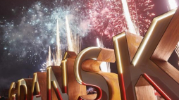 Podświetlenie w barwach narodowych napisu "Gdańsk" na Ołowiance. Fot. PAP/A. Warżawa