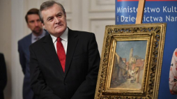 Wicepremier, minister kultury Piotr Gliński podczas przekazania Muzeum Narodowemu we Wrocławiu odzyskanego dzięki działaniom MKiDN i FBI obrazu Roberta Śliwińskiego "Ulica wraz z ruiną zamku". Warszawa, 29.11.2017.  Fot. PAP/B. Zborowski