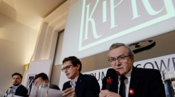 Wicepremier, minister kultury i dziedzictwa narodowego Piotr Gliński (P) i Łukasz Domagała (2P) z Ogólnopolskiej Federacji Organizacji Pozarządowych OFOP podczas I Kongresu Organizacji Pozarządowych. Fot. PAP/J. Turczyk