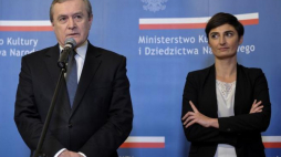 Wicepremier, minister kultury Piotr Gliński i naczelnik Wydziału Strat Wojennych w MKiDN Elżbieta Rogowska podczas briefingu nt. wycofania z aukcji w londyńskim Sotheby’s obrazu „Taniec wśród mieczów” Henryka Siemiradzkiego. Fot. PAP/M. Obara