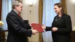 Wicepremier, minister kultury i dziedzictwa narodowego prof. Piotr Gliński wręcza nominację nowej dyrektor Międzynarodowego Centrum Kultury w Krakowie Agacie Wąsowskiej-Pawlik. Fot. Danuta Matloch. Źródło:MKiDN